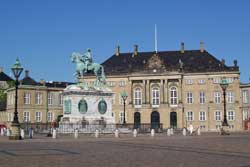 amalienborg slot castle copenhagen denmark