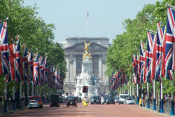 buckingham palace at the mall, london